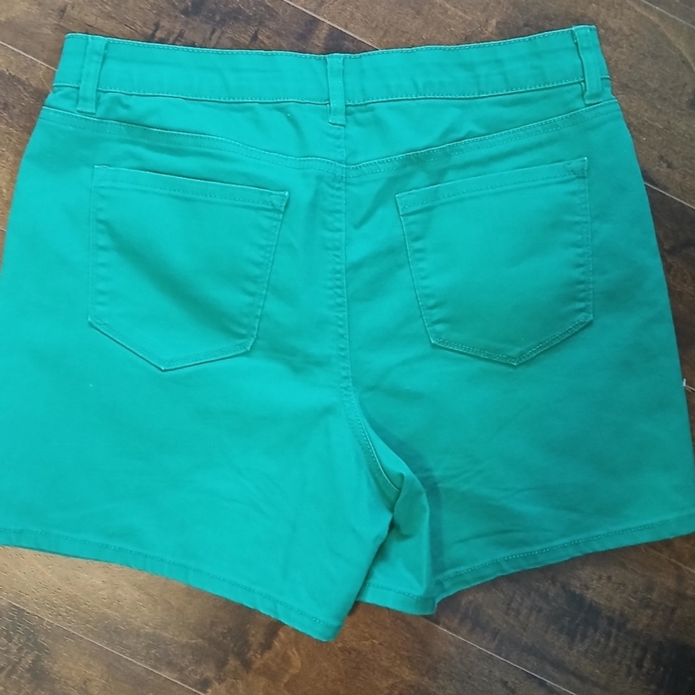 d. jeans Vibrant Green Women's Shorts